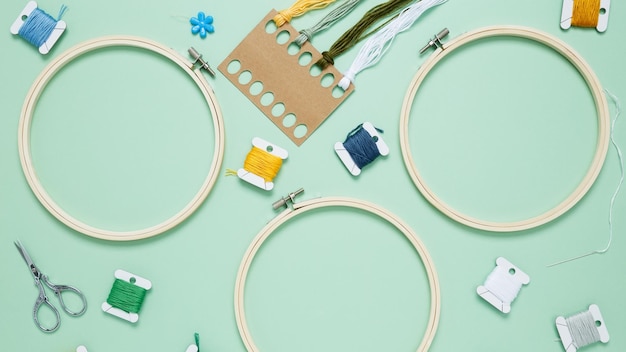 zestaw do haftu z muliną i tamborkiem